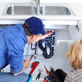 picture-of-a-plumber-showing-to-the-customer-where-the-leak-is